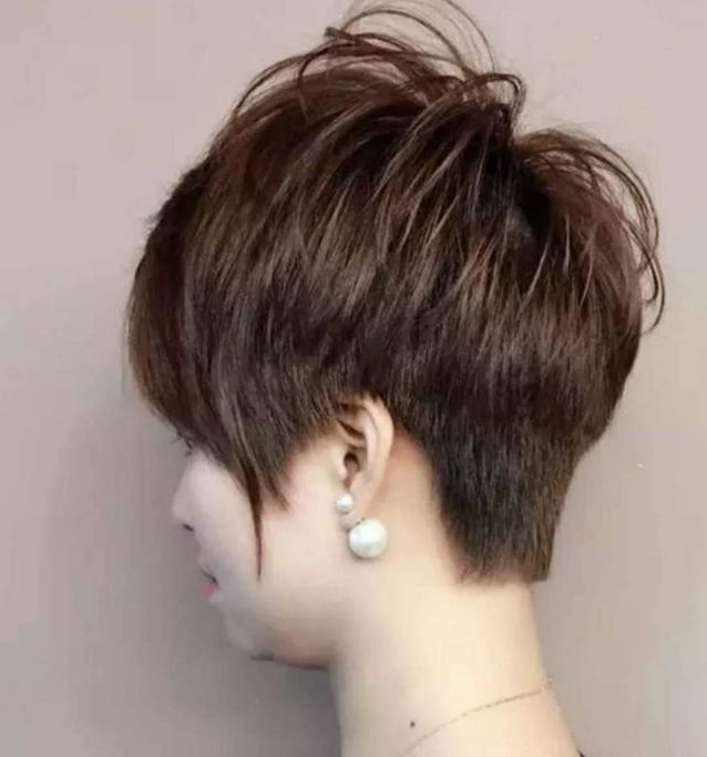脸大脖子短适合什么发型？9款时尚干练的短发，显脸小又显脖子长
