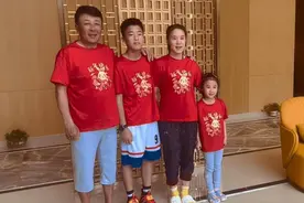 王楠7岁女儿夺女单冠军！父亲坐豪华房车戴墨镜，身价百亿烟瘾大图片