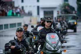 女儿本科应届毕业，想长期留部队，还可以考军校吗？答案在这图片