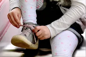 央视曝光：这些童鞋有“毒”，孩子穿了影响足发育，导致性早熟图片