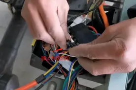 电动三轮车很耗电该怎么办？试试一个插头就能解决的方法，很管用图片