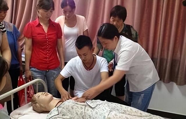 90后小伙子做催乳师，一天服务十几位女士，每月稳赚30000元！