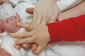 奥运冠军吴敏霞二胎生子！家人牵手合照太温馨，儿子小手肥嘟嘟图片