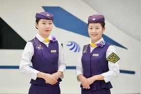 多久没乘高铁？高铁小姐姐着装惊艳图片
