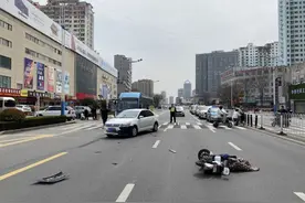 斑马线上发生的这一幕，究竟是谁的错？图片
