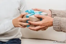 送礼白酒有讲究，“送双不送单”，这是为啥？看完这3点你就懂了图片