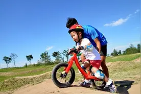 宝宝3岁前该玩什么车？平衡车扭扭车哪个是刚需？有一种车是鸡肋图片