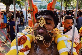 印度恐怖节日，信徒在节日当天自虐，却是为了证明自己的信仰图片