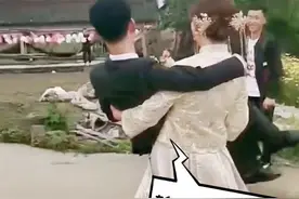 婚礼上，新郎抱不动新娘，新娘灵机一动，抱起新郎就跑图片