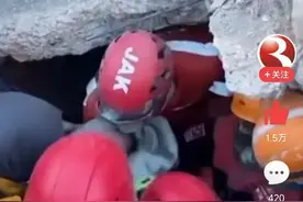 太让人气愤了！中国救援队下坑救人，外国人却在外边抢着抱孩子图片