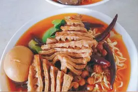 徐州最牛苍蝇馆子，一天卖出3大箱方便面，环境恶劣客人还吃得欢图片