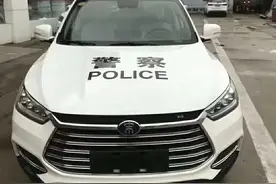 老百姓纳税养的警车却天天围堵在老百姓家门口…图片