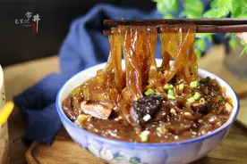 炖粉条粉皮，只会放酱油不好吃，60岁奶奶教2招，味道香特下饭图片