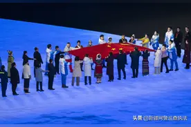 冬奥开幕式传递国旗的北京警察：笑着流泪，我要保护好手中的国旗图片