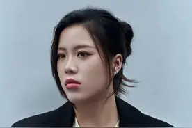 奥运冠军杨倩晒氛围绿意大片，颜值不输美女明星，身材也无可挑剔图片