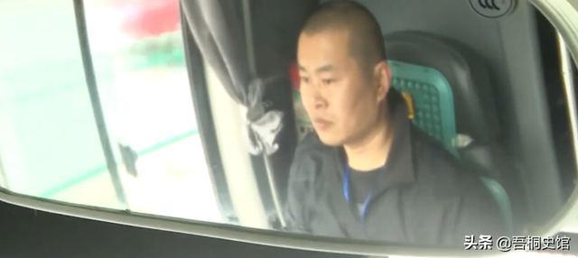大巴车司机章双林，遇乘客露出诡异笑容，仅凭直觉感到危险要发生