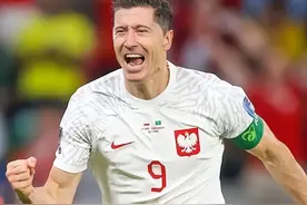 两位锋霸的故事，一个还在场上驰骋，一个坐在了教练席图片