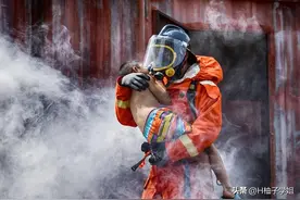 安徽：1岁男童被开水烫到面目全非，靠戴面具生活，妈妈表情心酸图片