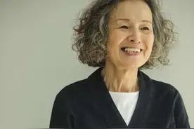 别再无效断舍离了，日本奶奶一件衣服穿10年，依旧贵气不显廉价图片