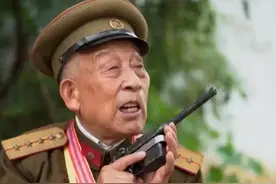 1996年，山东老汉持有双枪，公安去没收遭拒：这是粟裕送的图片