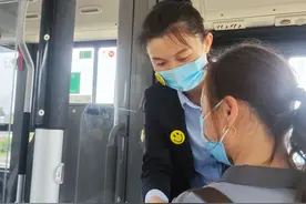 世界微笑日，郑州公交开展“微笑服务·温馨相伴”活动图片