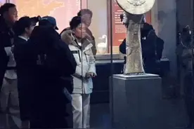 董宇辉在济南参观山东博物馆“最重量级”的展览，重点关照了几个重要的“宝贝”！图片