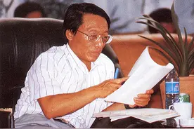 1969年，台湾一排长冒死游回大陆，后来当选国企老总市政协副主席图片
