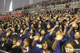 火爆全网！青岛大学毕业典礼秒变演唱会，学生表演媲美专业歌手，网友：毕业典礼天花板图片
