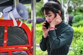 重庆空姐趁假期卖小吃，因颜值走红，每天收入1千元比上班赚得多图片