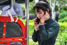 重庆空姐趁假期卖小吃，因颜值走红，每天收入1千元比上班赚得多图片