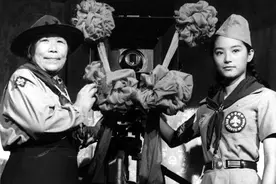 老照片：四行仓库八百壮士开机，杨惠敏和青涩的林青霞合影图片