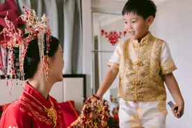 张常宁坐在婚床上陪侄子嬉戏,笑容温柔明艳动人,有爱互动萌出天际图片