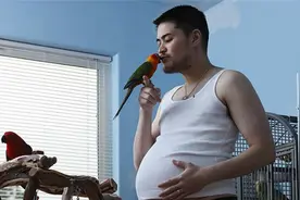 美国一男子怀孕生子，先后同两个妻子结婚，如今他们过的怎样？图片