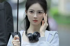 眼镜文静校花青春活力写真图片