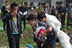 结婚8年才怀孕，结果出意外被大哥生死营救，村民送猪答谢！图片