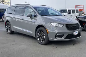 2022款克莱斯勒大捷龙实拍，座舱媲美埃尔法，入门还配6缸动力图片