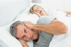 女性上了岁数，为什么突然变得爱打呼噜？医生：原因要心里有数图片