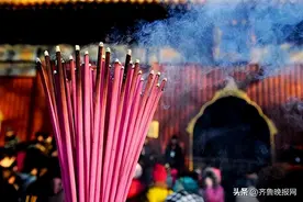 年轻人现在都拜财神，沉香烧香有讲究，正确上香再也不慌张图片