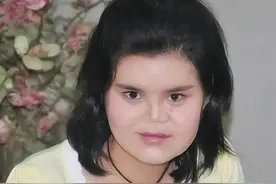 1988年男子捡到坑面女婴，为养她不惜送走亲儿，女孩变美嫁给哥哥图片