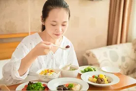真相揭秘：喝母鸡汤有助于下奶，真的么？其实很多人都理解错了图片