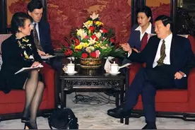 1999年WTO中美谈判陷僵局，朱镕基拍桌：龙永图你不要再递条子了图片