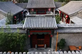 这个四合院和故宫一墙之隔，价值十几个亿，主人名叫邓文迪图片