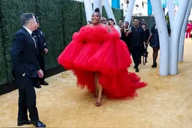 34岁美国女歌手穿沙滩装秀大码身材，并霸气喊话：这身体就是艺术图片