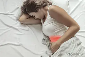 小腹持续胀痛 姨妈却没有来是怎么回事？图片