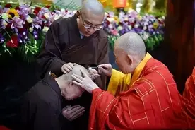北大硕士放弃百万年薪选择出家，父母苦劝无果后，一起搬入寺庙图片