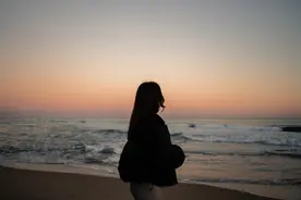 深爱你的女人，会在这两个时候联系你图片