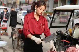 河南美女卖猪肉因颜值走红，有男客人开车300公里来买，一睹芳容图片