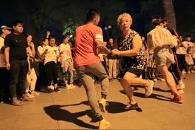 我在乡村蹦野迪，和七八十岁的老人一起图片