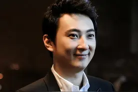 王思聪带姚欣怡吃1W大闸蟹，给其买喜欢的周边，女方17岁比慎婕小图片