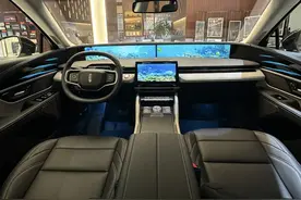 女朋友喜提林肯航海家图片